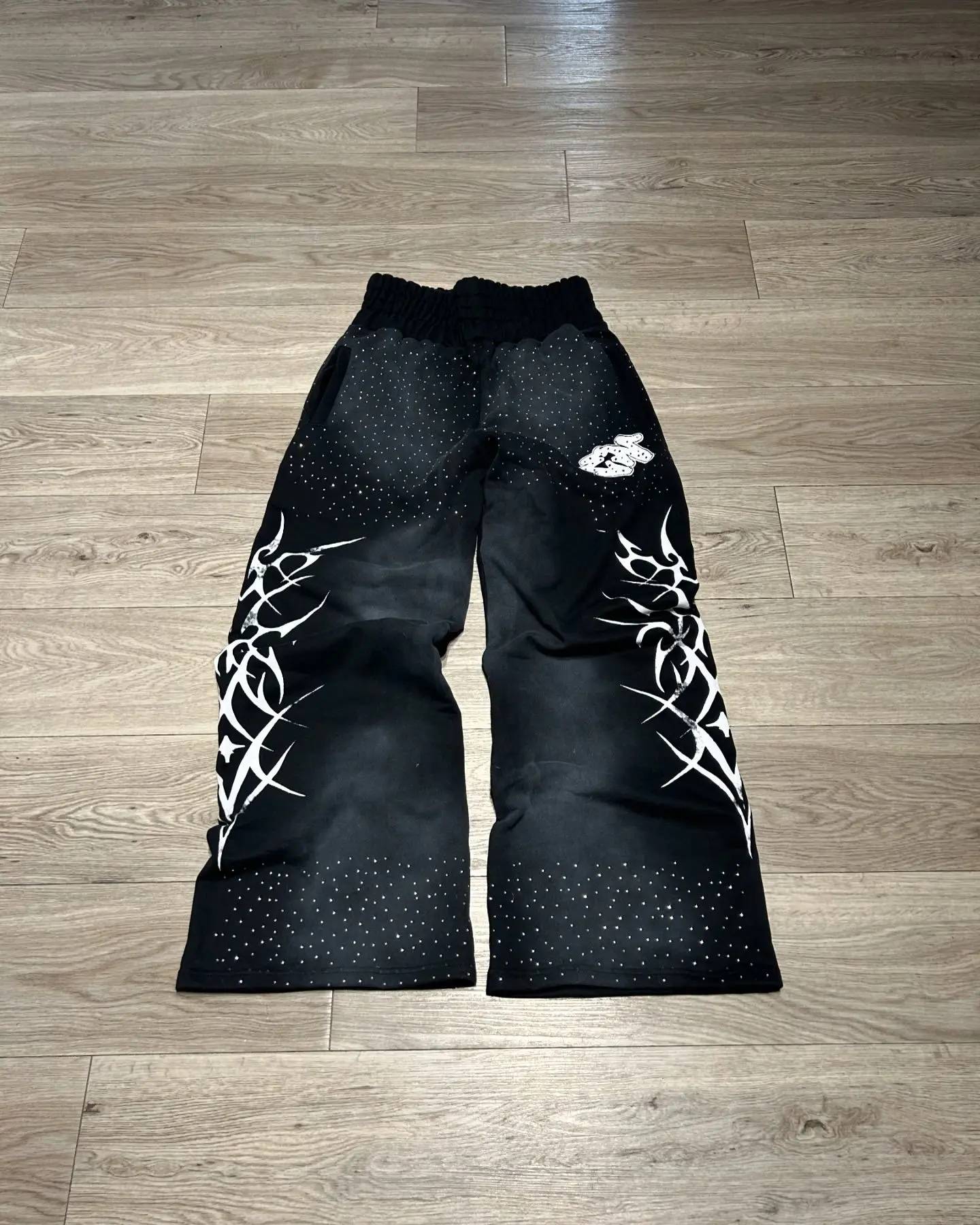 Calça Jogger Y2K Retrô Gótico Hip Hop com Strass Bordado Casual Masculina Feminina Calça Folgada Moda com Tira no Tornozelo
