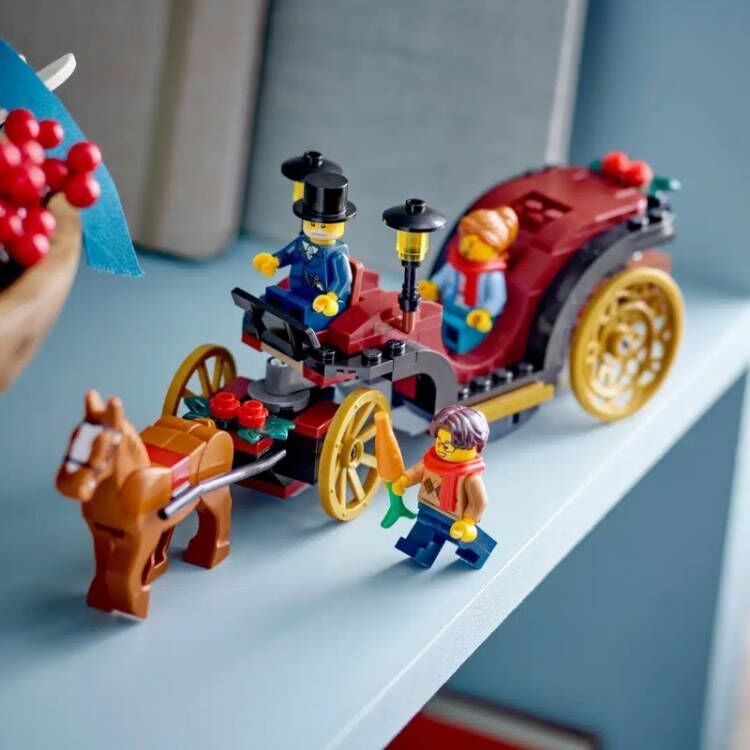 LEGO Passeio de Carruagem de Inverno 40603 GWP - Minifiguras Festivas, Rodas Douradas e Design Encantador para a Alegria do Feriado (153 pçs)