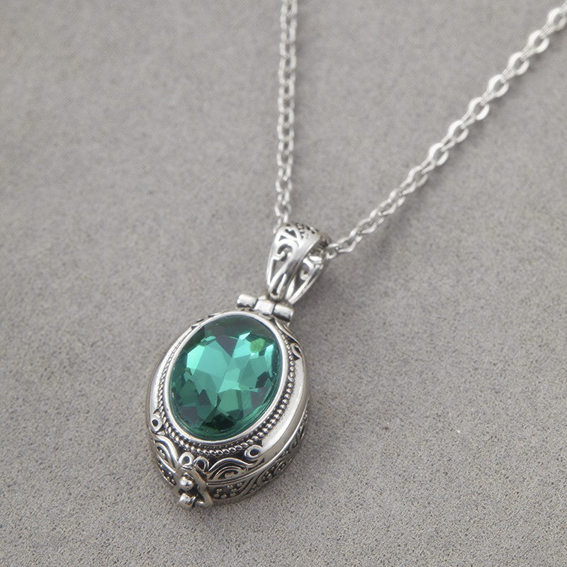 Fashion Vintage Style Green Crystal Pendant Retro Carved Gawu Can Open Photo Box Openable Style Pendant Necklace for Women Men