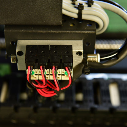 Máquina SMD para Fabricação de Circuitos Integrados SMT550 Máquina de Colocação e Seleção de Componentes Eletrônicos com 4 cabeças e 50 alimentadores