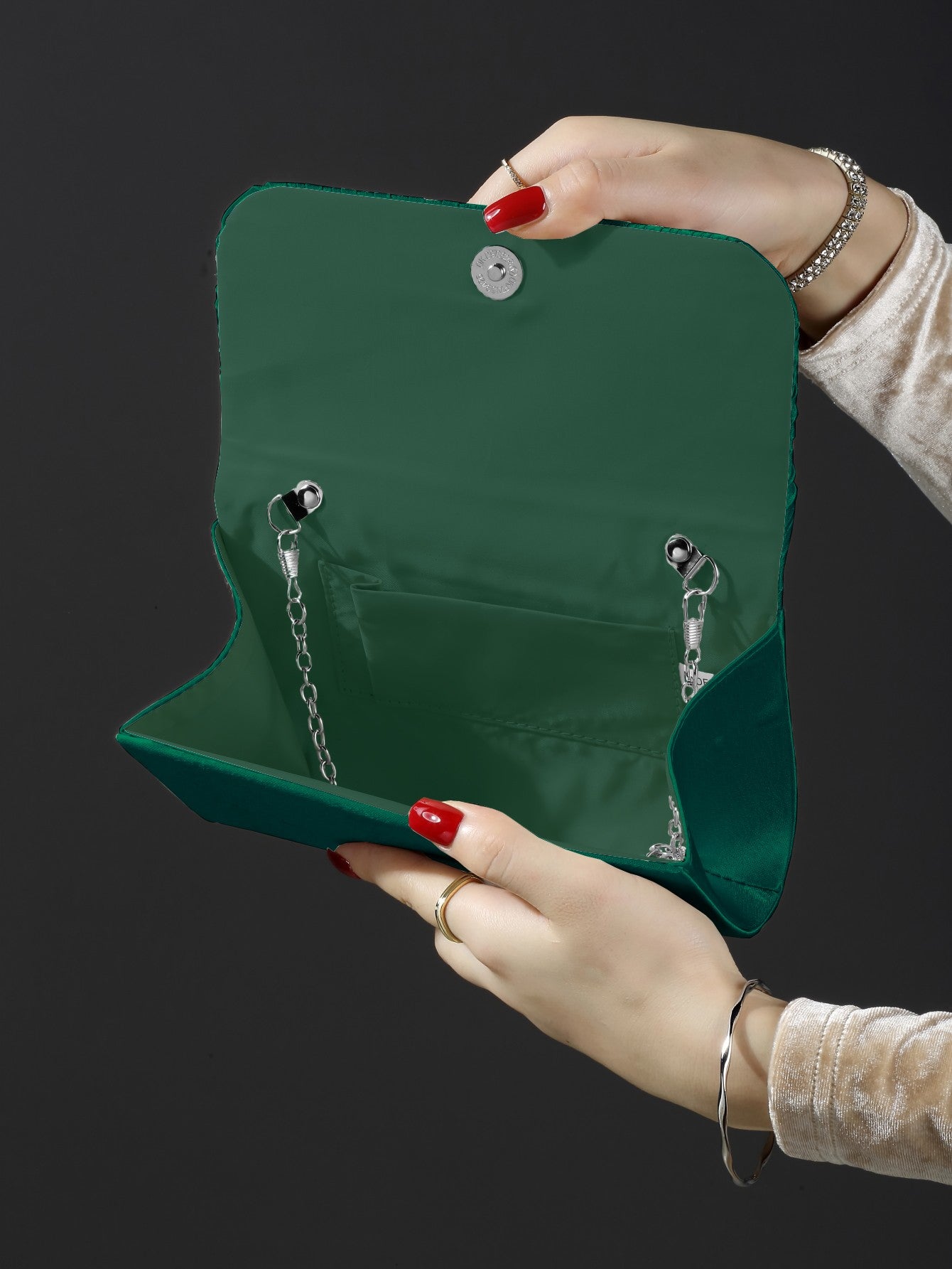 Classic fashion girl party girl chain clutch, light luxury romantic simple mini handbag and chain shoulder crossbody bag.