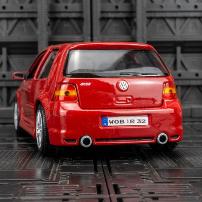 Maisto 1:24 Volkswagen Golf R32 modelo de carro em liga de metal, enfeites de coleção, brinquedos estáticos adequados para presentes de namorado.