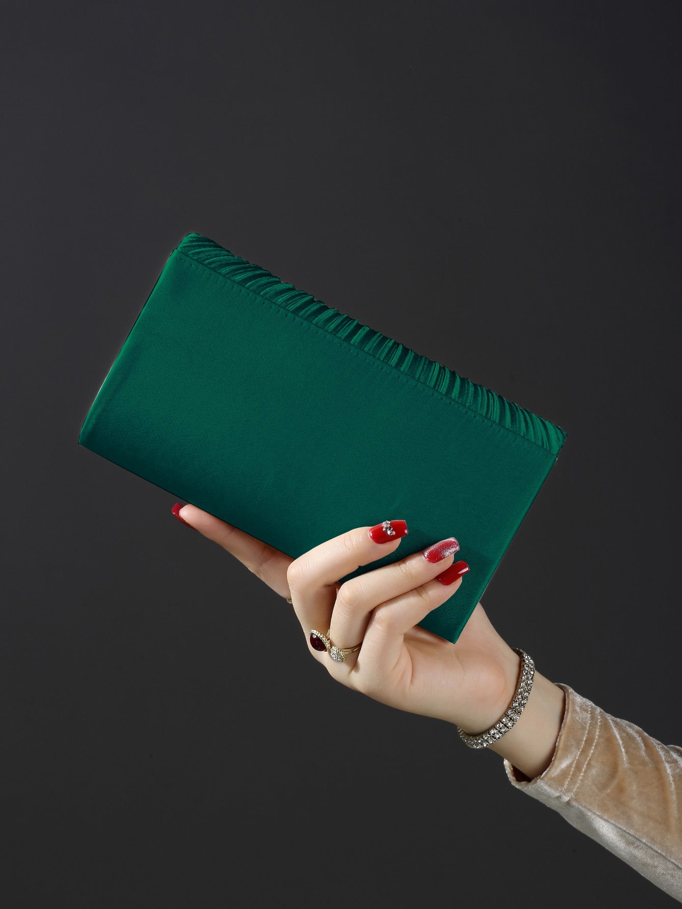 Classic fashion girl party girl chain clutch, light luxury romantic simple mini handbag and chain shoulder crossbody bag.