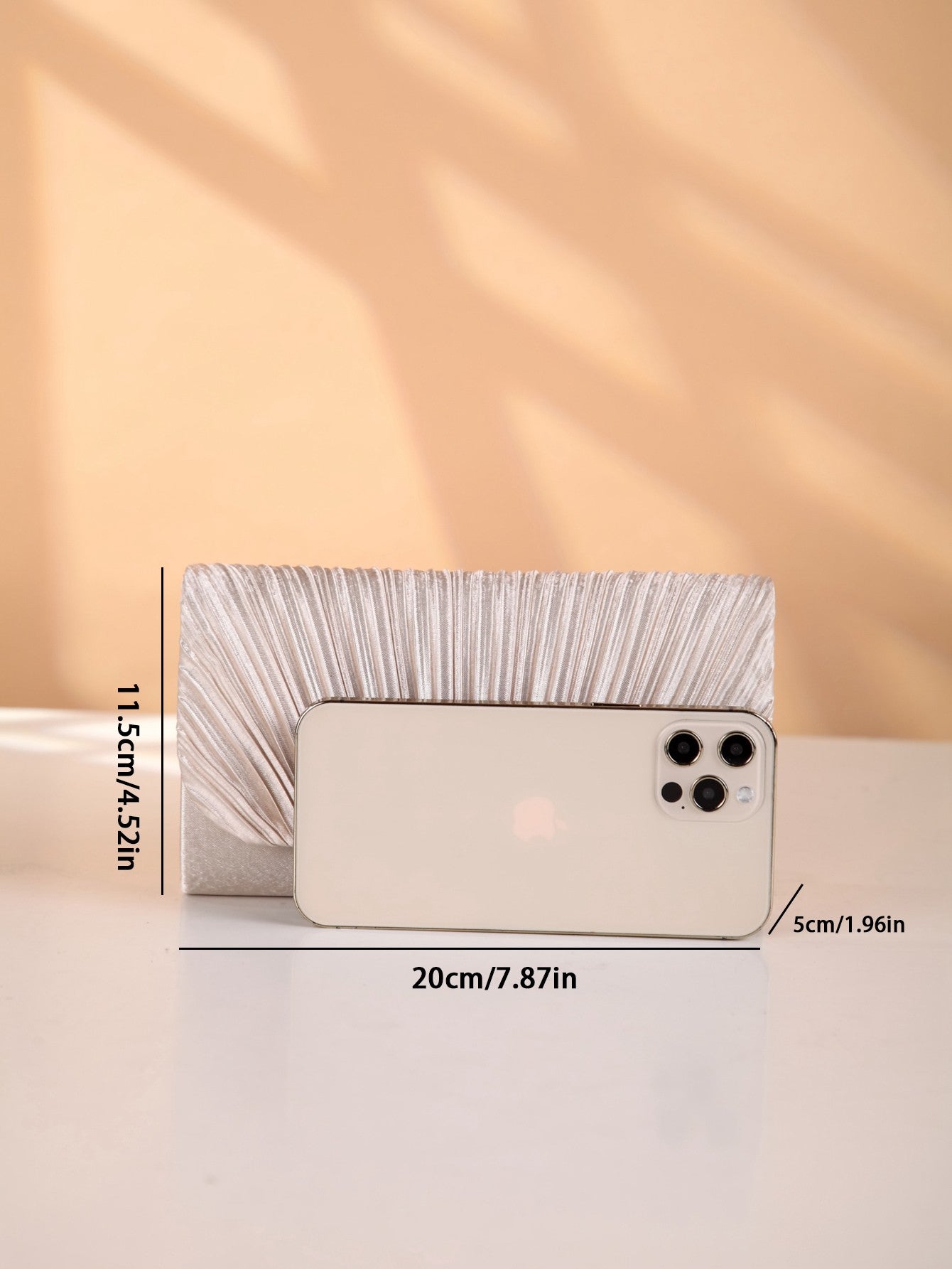 Classic fashion girl party girl chain clutch, light luxury romantic simple mini handbag and chain shoulder crossbody bag.