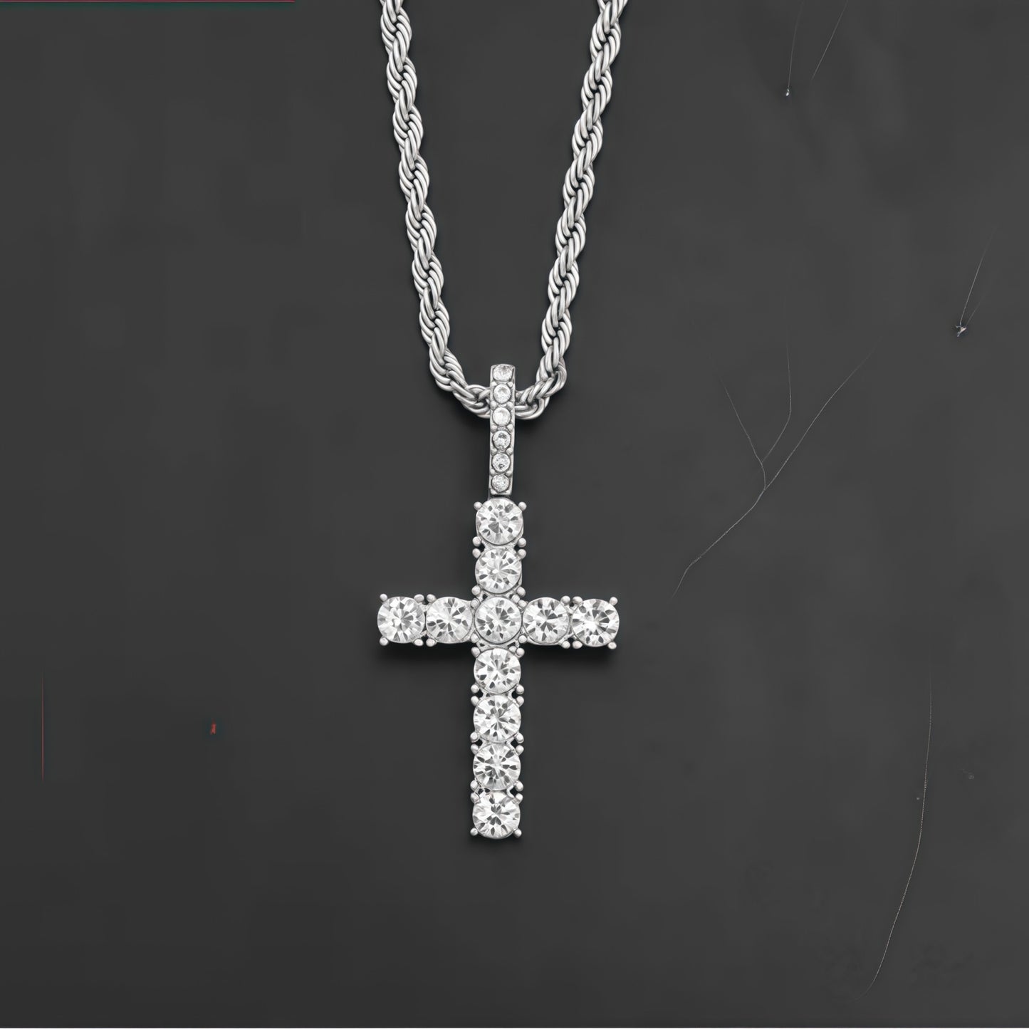 Colar Com Pingente De Cruz De Zircônia E Cristais Banhado A Prata E Corrente Torcida Para Homens E Mulheres? Com um presente grátis