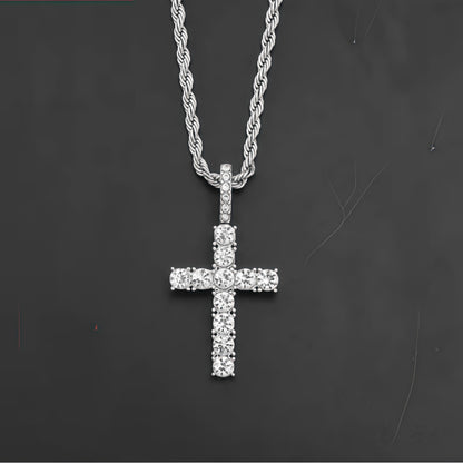 Colar Com Pingente De Cruz De Zircônia E Cristais Banhado A Prata E Corrente Torcida Para Homens E Mulheres? Com um presente grátis