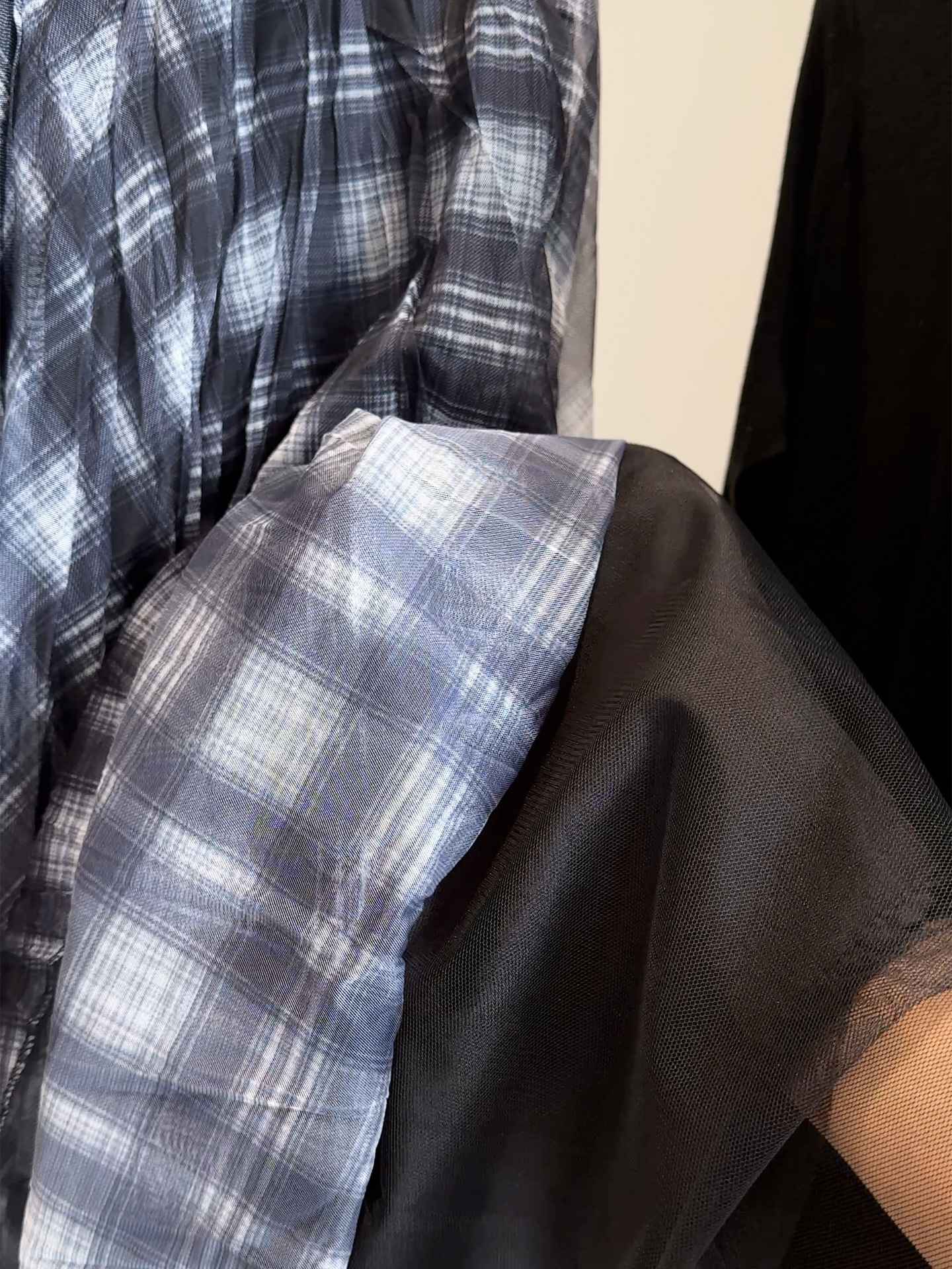 Mesh splicing color blocking plaid midi skirt for women in autumn 2025, new high waisted drape pleated loose umbrella skirt