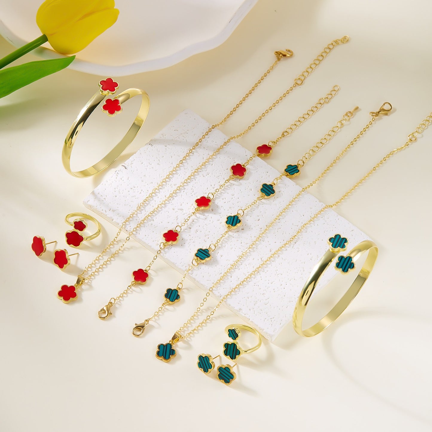 Conjunto 5 peças Pulseiras Femininas Coloridas de Esmalte com Flor de Ameixa Colar Brincos Flor de Cinco Folhas da Sorte Joias Elegantes para Festas Presentes