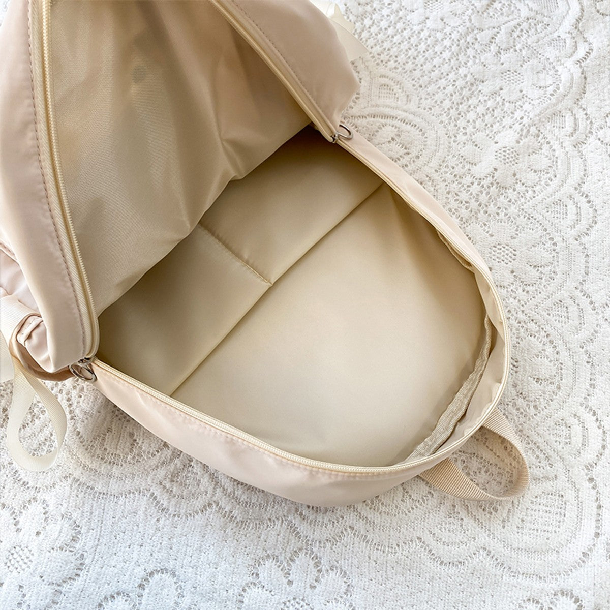 Mochila com Laço Fofo Bordado com Letras de Nylon para Escola Grande Capacidade Zíperes Duplos Alças Ajustáveis Volta às Aulas