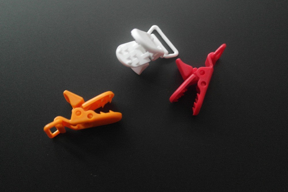 Sutoyuen 40pcs Hot D Shape Kam Plastic Pacifier Clips Plastic Baby Soother Dummy Suspender Chain Holder Clips for 20mm Ribbon