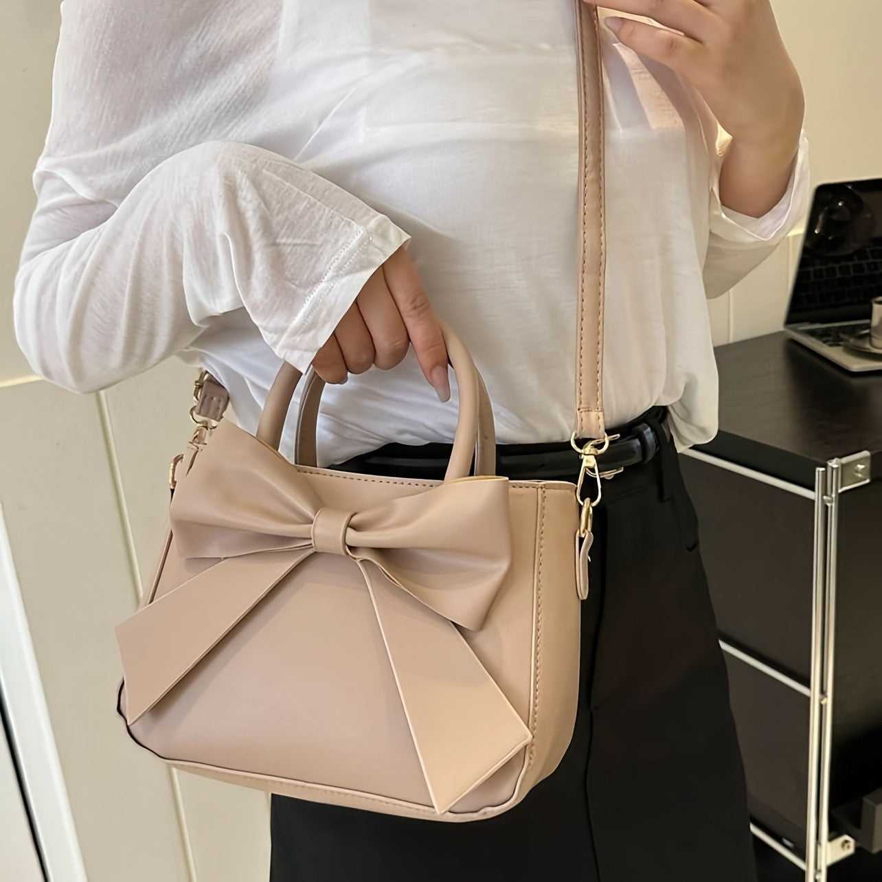 Ladies' bow handbag, elegant crossbody bag, hand-held small square bag, fashionable single-shoulder bag, fashionable accessory