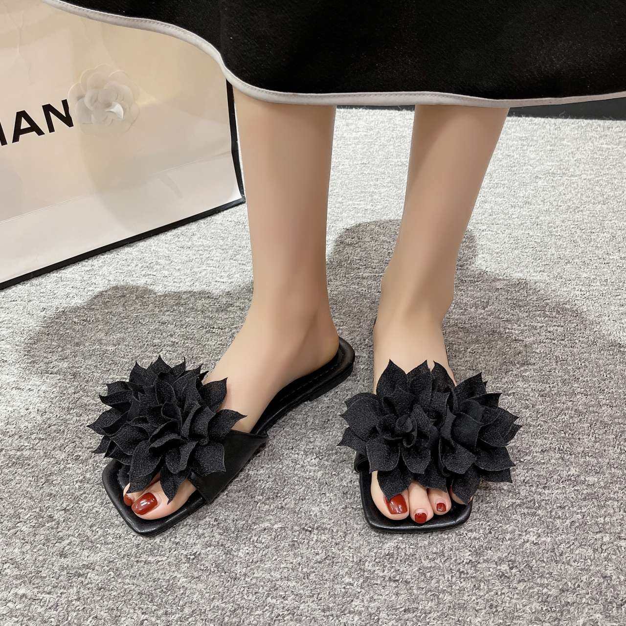 Women Flower Flat Slippers Casual Walking Shoes Female Summer Fashion Solid Color Light Mouth Design Elegant Comfortable Sandals