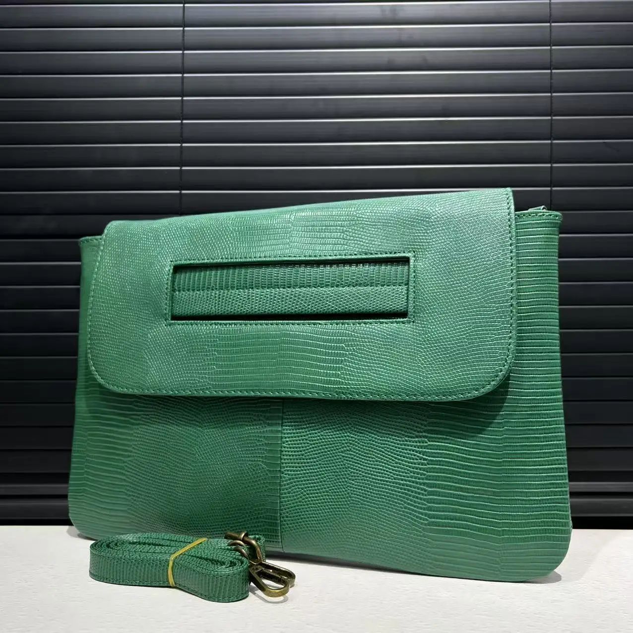 Ladies' fashionable retro snake patterned handbag with high capacity and detachable shoulder strap, single shoulder bag