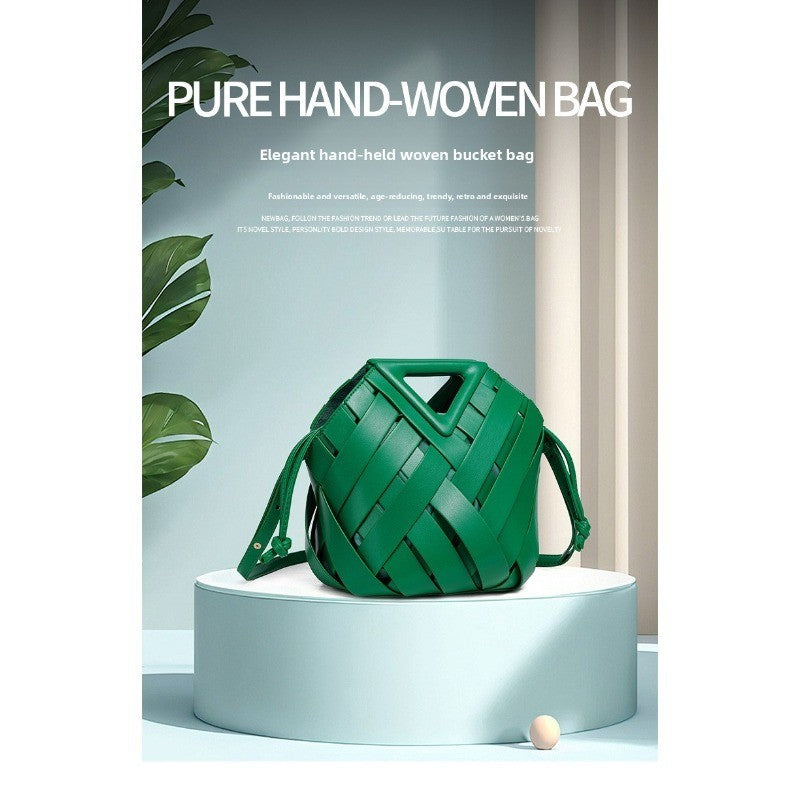 2025 new large-capacity handheld triangular clip bag with diamond-pattern weave