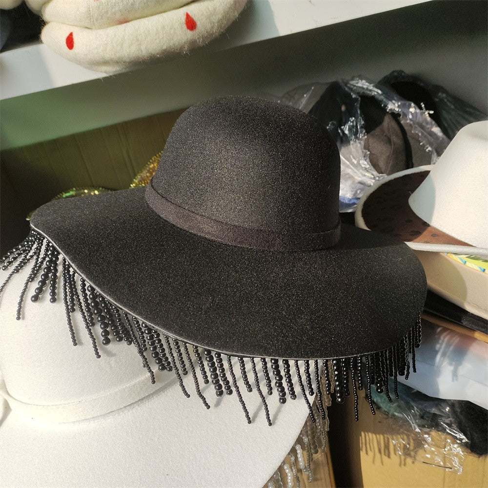 Chapéu Fedora com borla de pérolas para mulheres com aba ondulada, estilo britânico retrô e versátil, estilo Hepburn, chapéu de outono e inverno