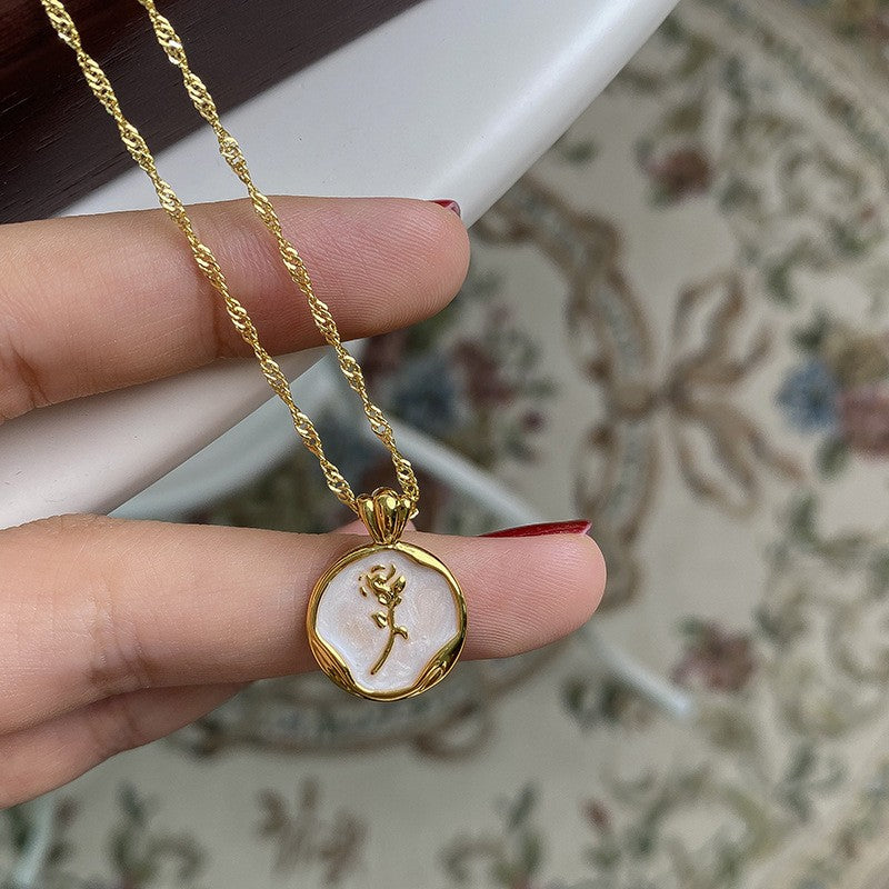 Novo Colar de Aço Inoxidável com Pingente de Rosa de Metal Irregular Redondo para Mulheres Corrente de Clavícula Vintage Joia de Luxo para Festa