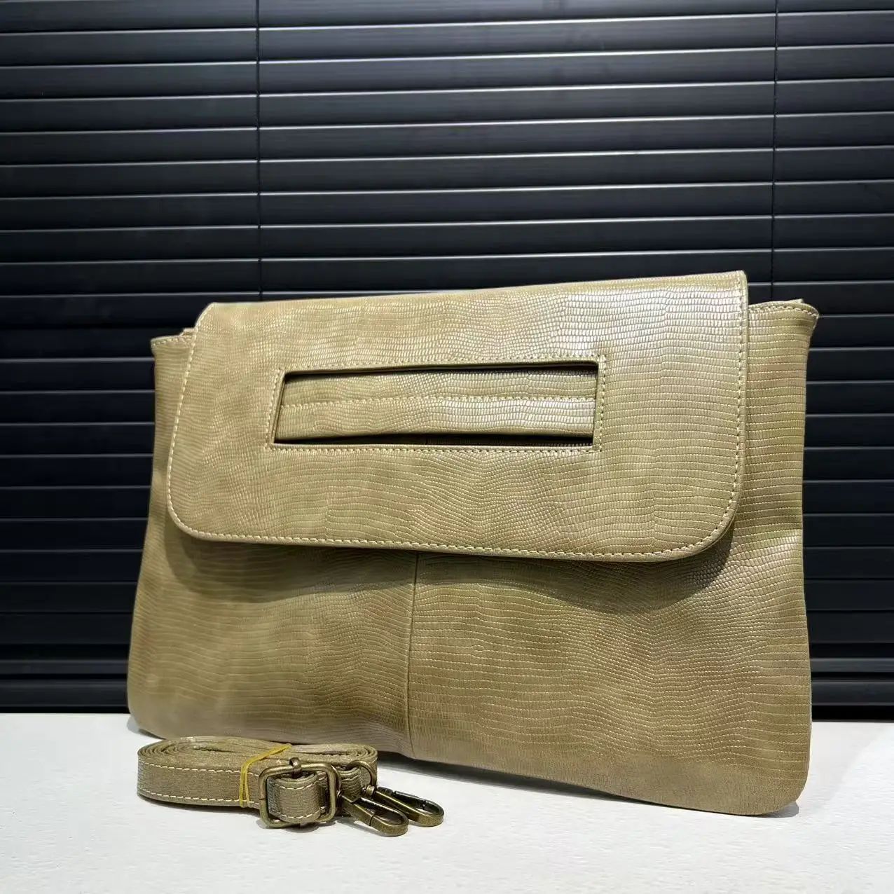 Ladies' fashionable retro snake patterned handbag with high capacity and detachable shoulder strap, single shoulder bag