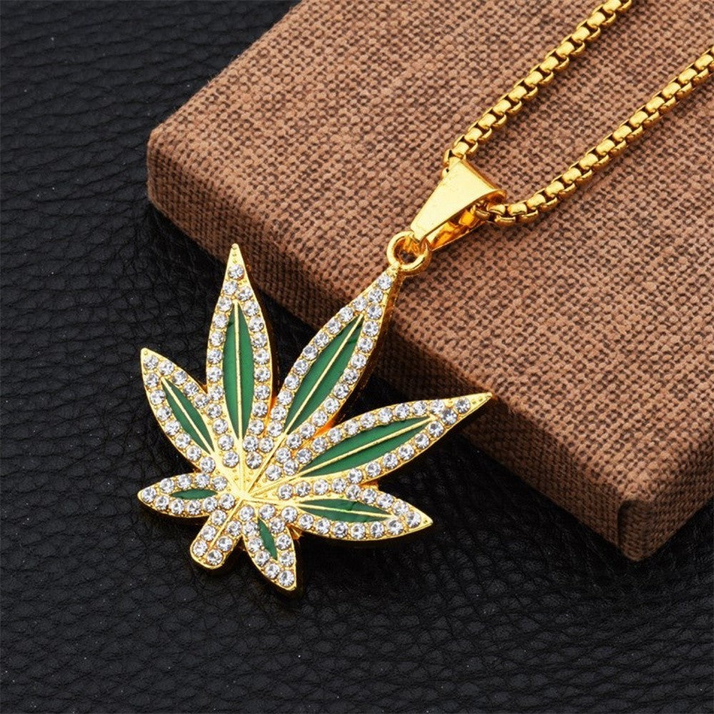 Colar de joias punk-hip-hop personalizado com pingente de folha de bordo de liga de diamante incrustado em óleo e material acessório