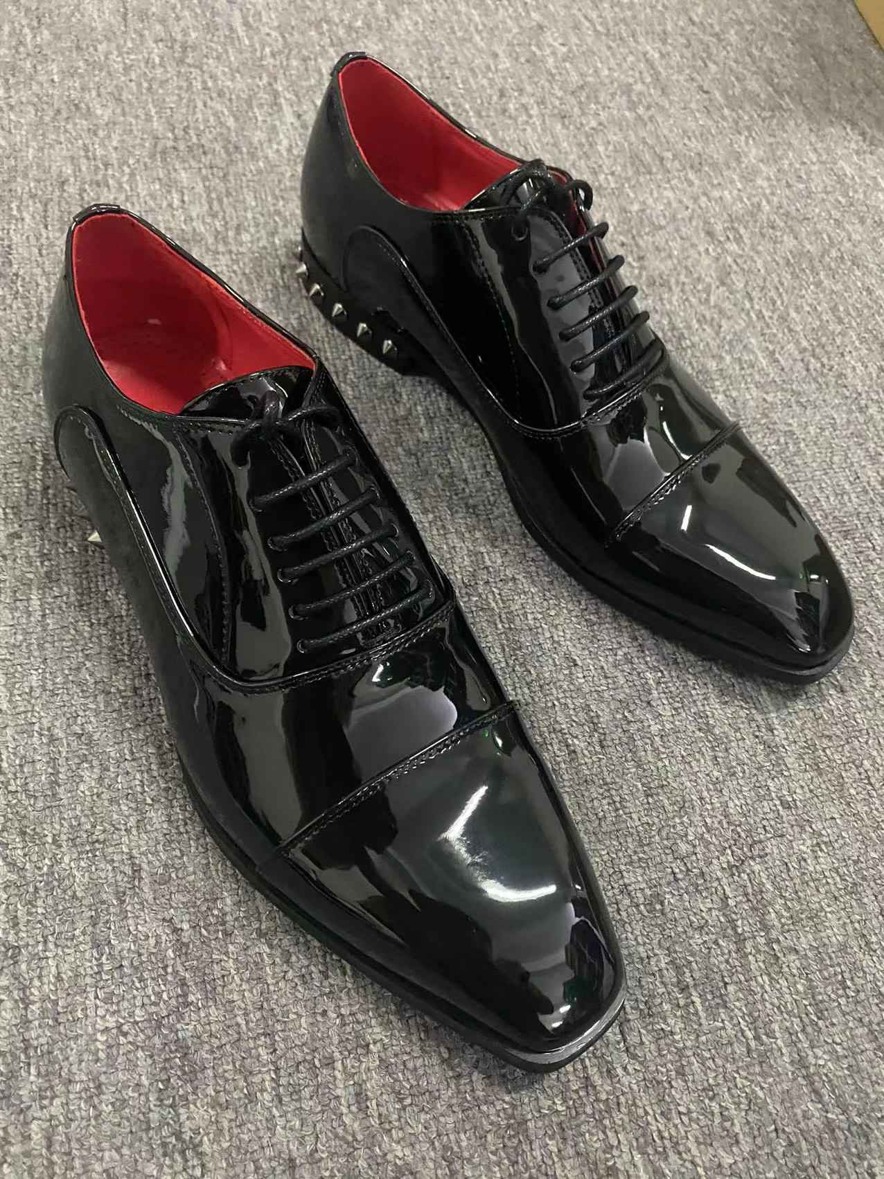 Man Fashion Genuine Patent Leather Single Soes Back Rivet Decoration Lace Up Male Round Toe Male Black Party Wedding Shoes