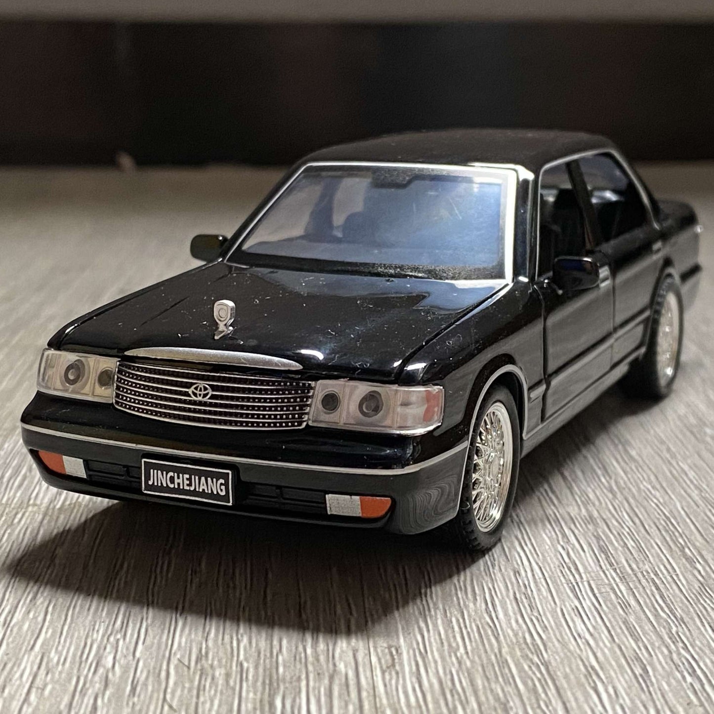 1:32 Toyota Crown Royal Clássico Veículo Liga Fundida Carro de Brinquedo Infantil Modelo Miniatura Coleção Hobbies de Férias