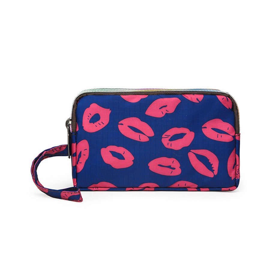 The fashionable lady's clutch and mobile phone bag are rich in floral patterns and elements, and the fabric is soft