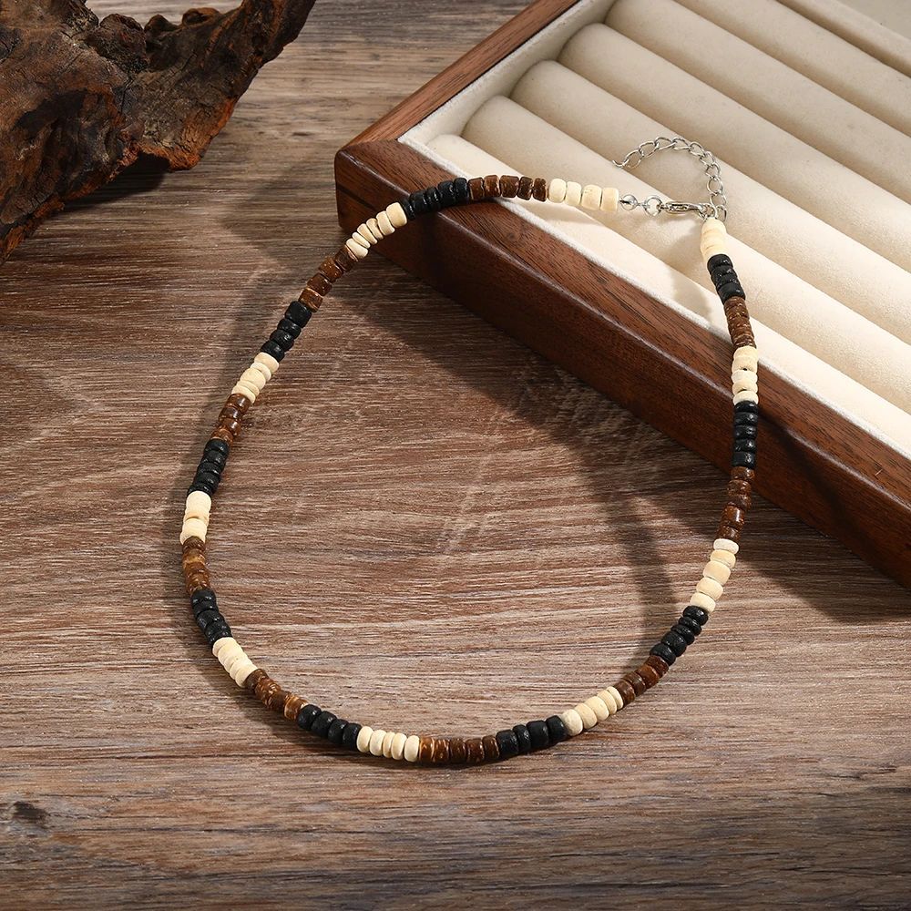 Colar Masculino Artesanal de Contas de Madeira e Argila Colar Fashion Vintage Africano de Contas Brancas para Homens Colar de Surfista de Praia Joias Tribais