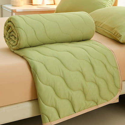 Cozy Floral Flannel Throw Blanket Soft Machine Washable All-Season Comfort with Cute Pink Strawberry Flower Design