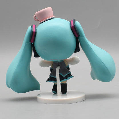 Hatsune Miku Boneco de Anime Segurando Cinnamoroll com Olhos de Feijão, Decoração de Mesa Fofa, Figuras de Ação, Modelo de Boneca, Brinquedo Infantil, Presente