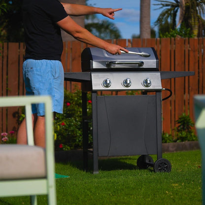 Churrasqueira a Gás Propano Grill Boss com 3 Queimadores, Churrasqueira Portátil com Tampa, Rodas e Prateleiras Laterais, Preto - Acessórios e Equipamentos para