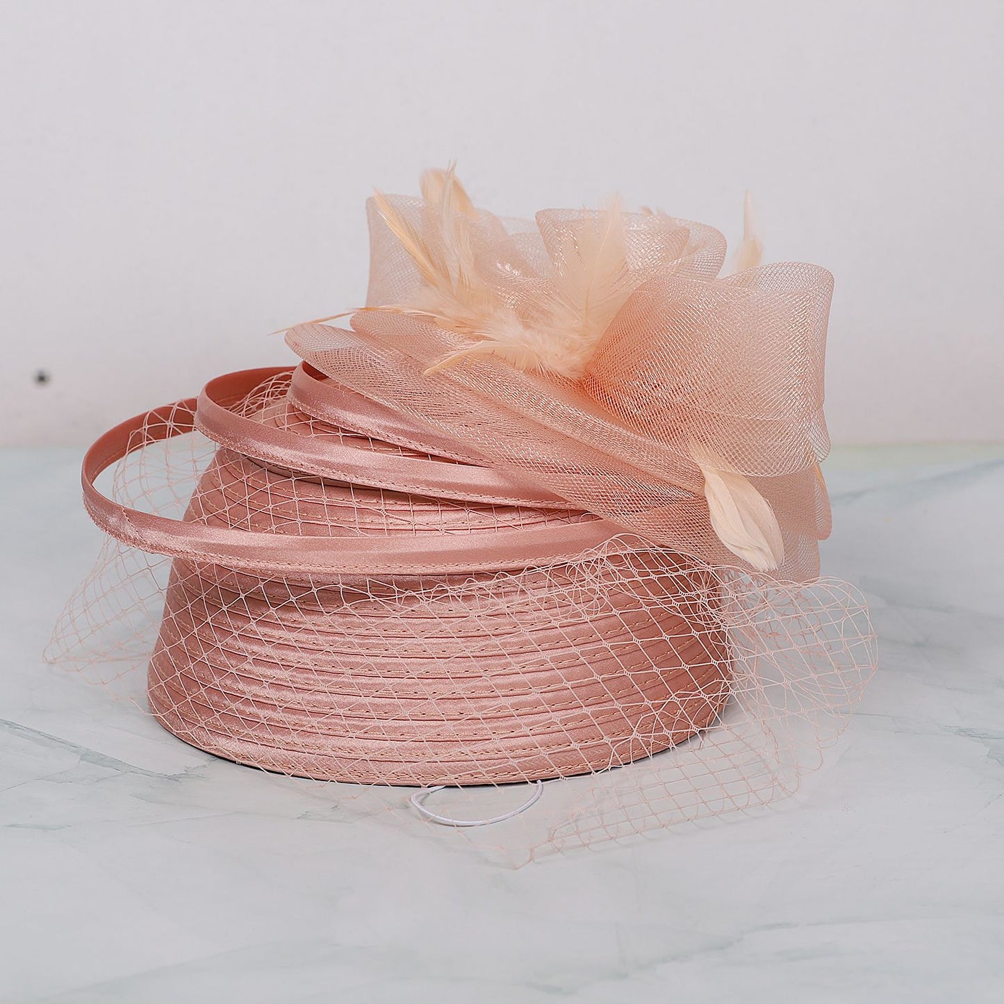 FS Casamento Igreja Chapéus Vermelhos Fascinadores Para Mulheres Com Véu de Pena Festa Coquetel Adorno de Cabeça 2025 Senhora Elegante Chapéu Kentucky Derby