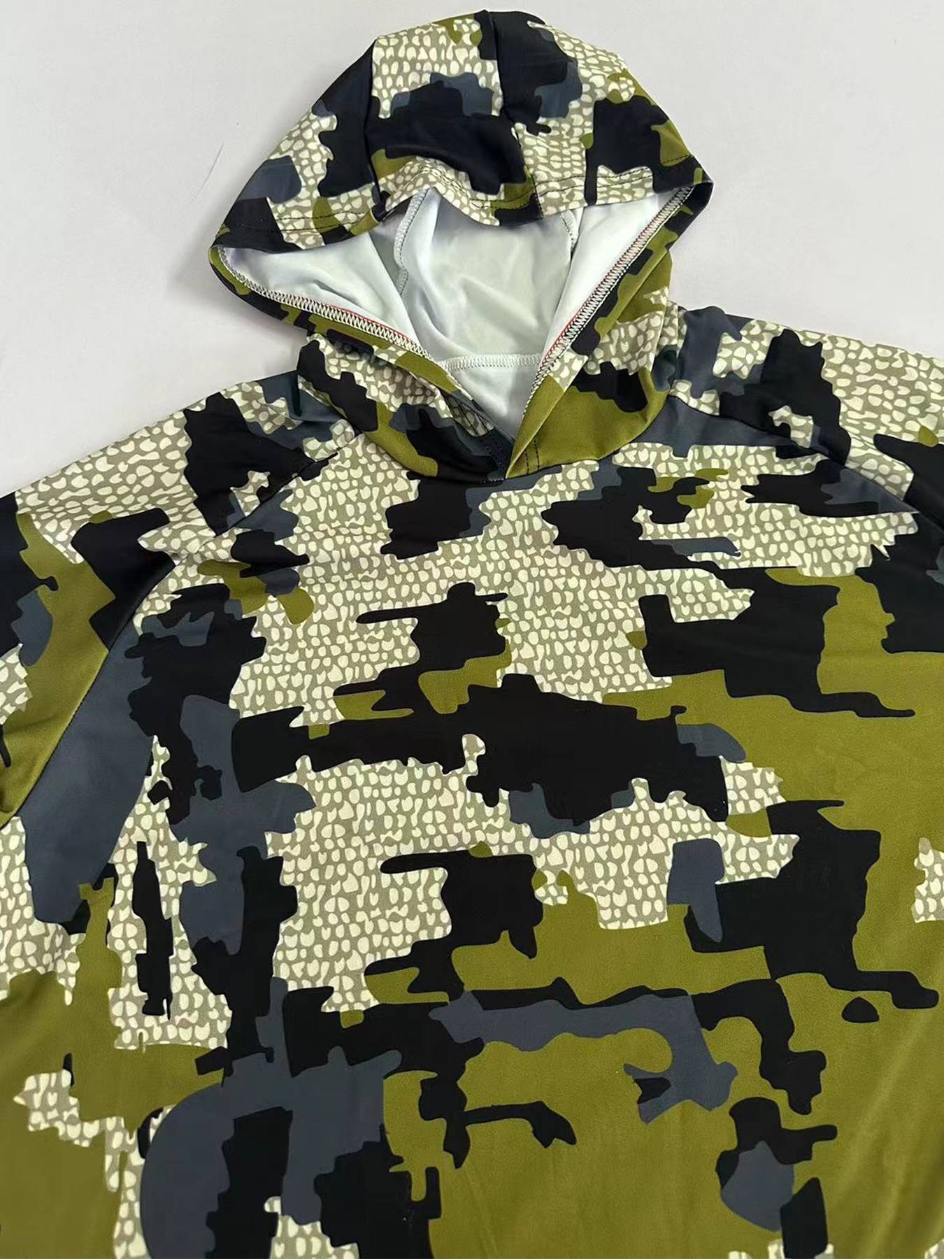 Camisa Masculina Camuflada de Manga Longa com Capuz para Pesca com Proteção Solar Anti-UV UPF 50+ para Caça e Atividades ao Ar Livre na Selva