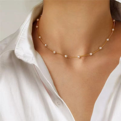Um colar gargantilha gótico dourado feminino com pingente de pérolas e renda - acessório de joia para meninas
