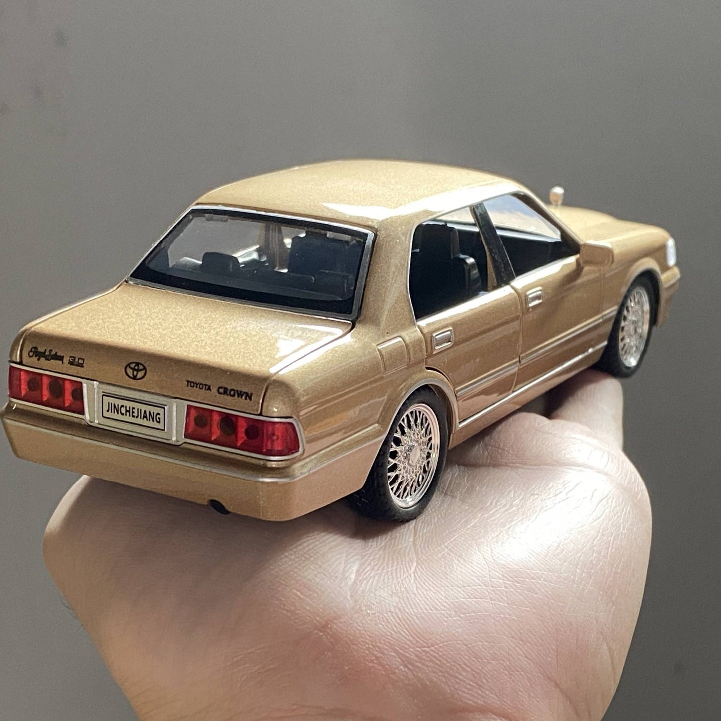 1:32 Toyota Crown Royal Clássico Veículo Liga Fundida Carro de Brinquedo Infantil Modelo Miniatura Coleção Hobbies de Férias
