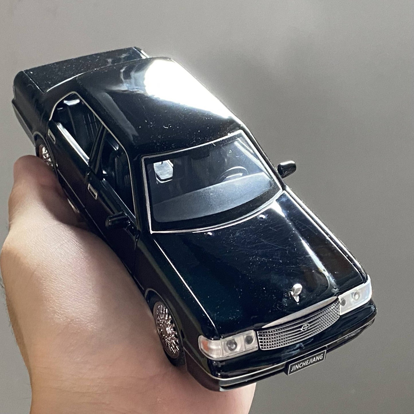 1:32 Toyota Crown Royal Clássico Veículo Liga Fundida Carro de Brinquedo Infantil Modelo Miniatura Coleção Hobbies de Férias