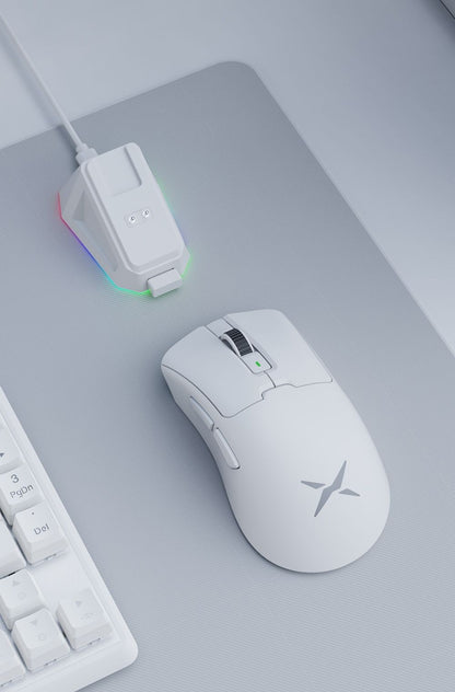 Mouse Gamer Sem Fio Delux M900PRO Ergonômico Taxa de Polling 8K PAW3395 63g Dock de Carregamento Magnético RGB para PC Gamer com Mão Grande Direita