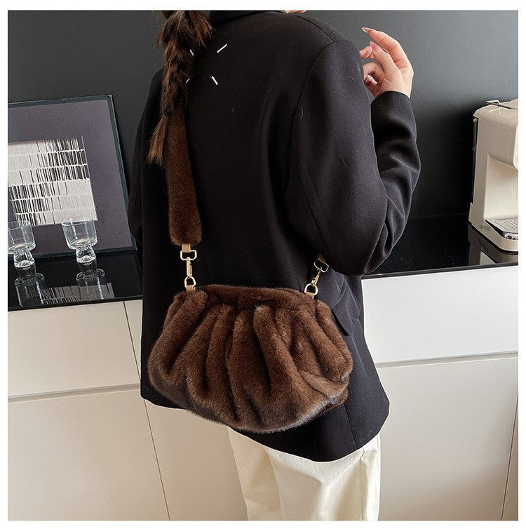 Elegant Wrinkled Cloud Clutch Bag Faux Fur Shell Shoulder Crossbody Bag Women Stylish Pillow Bag Guangzhou High Quality Bag