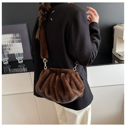 Elegant Wrinkled Cloud Clutch Bag Faux Fur Shell Shoulder Crossbody Bag Women Stylish Pillow Bag Guangzhou High Quality Bag