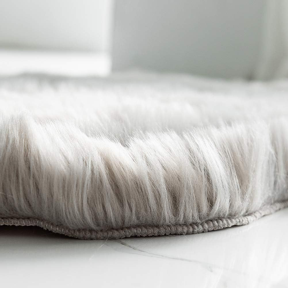 Soft Shaggy Faux Fur Rug Non-Slip Floor Mat 60x90CM Extra Thick Plush Bedroom Rug for Living Room Warm Carpet Machine Washable
