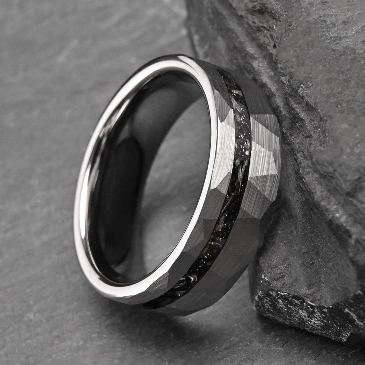 Anel de tungstênio com incrustação de fragmentos de meteorito martelado de 8 mm, aliança de casamento masculina, presente de acessórios de joalheria de ajuste confortável