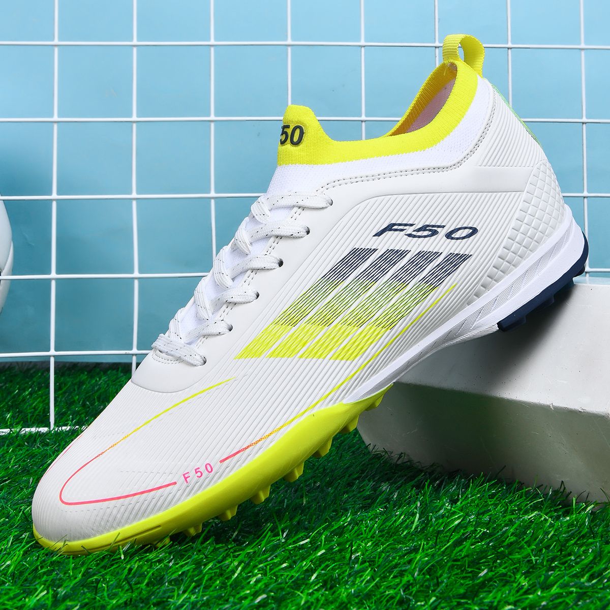 Men Professional Soccer Shoes Society Cleats Outdoor Football Shoes Society Cleats Grass Training Football Field Boots Sneaker