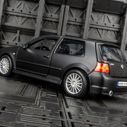 Maisto 1:24 Volkswagen Golf R32 modelo de carro em liga de metal, enfeites de coleção, brinquedos estáticos adequados para presentes de namorado.