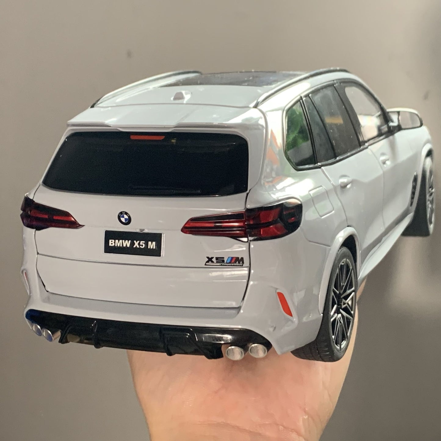 1:18 2025 BMW X5 M Competition LCI SUV Carro Miniatura de Metal Fundido Modelo para Exibição de Mesa Decoração de Veículo em Miniatura Presente