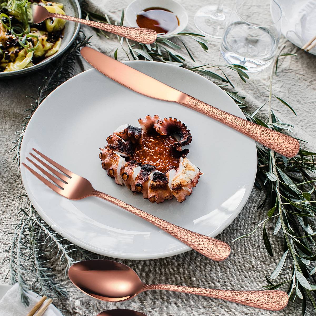 20/30/40Pcs Luxury Tableware Flatware Set Creative Snake Skin Hotel Steak Dinnerware Set Stainless Steel Gold Cutlery Set Gift