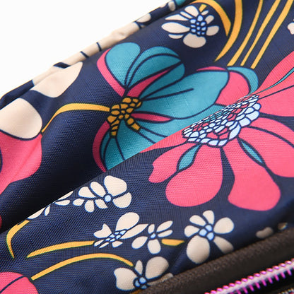 The fashionable lady's clutch and mobile phone bag are rich in floral patterns and elements, and the fabric is soft