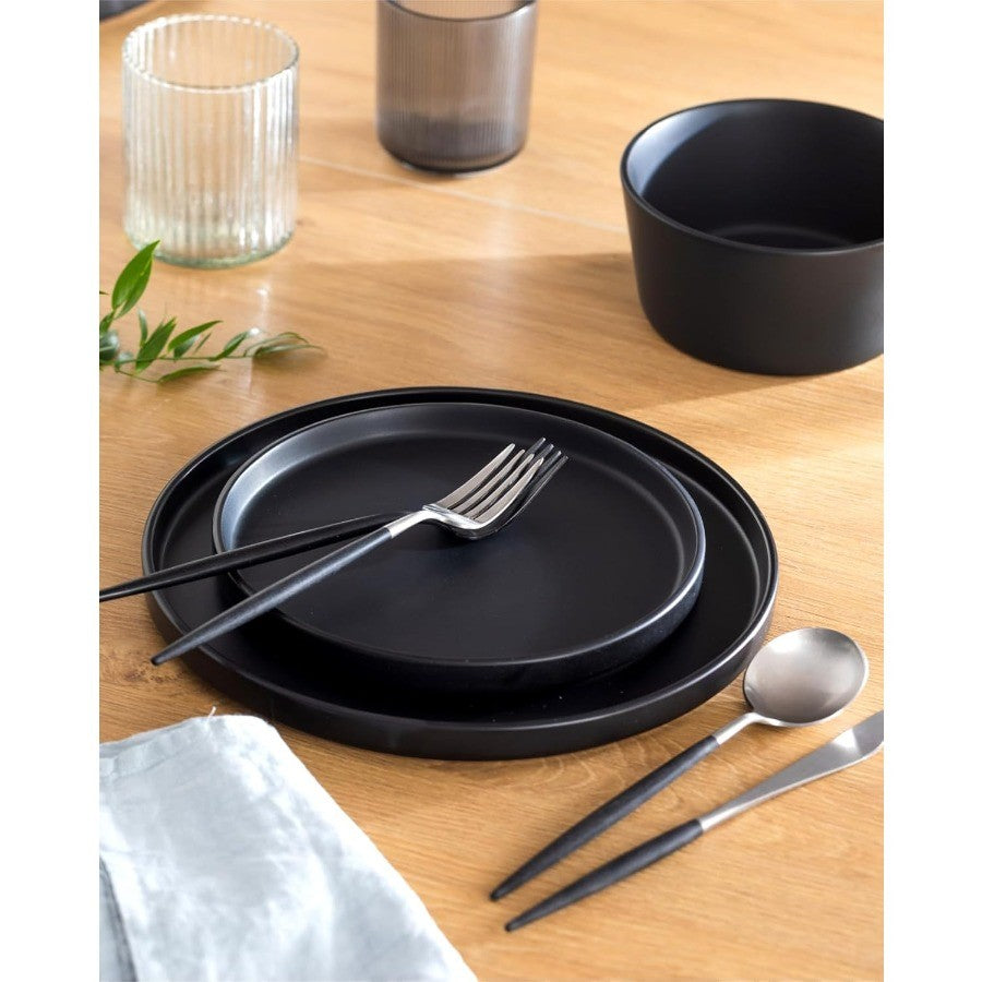 Matte black stoneware dinnerware set for 8 persons with 32 pieces Ideal for everyday dining and special occasions Includes plat