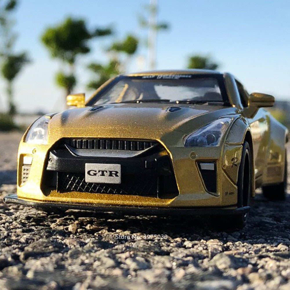 1/32 Escala Liga Fundida Nissan GTR Carro Esportivo Modelo Brinquedo Portas Abertas Fricção Som Música Veículo em Miniatura Presentes para Crianças Coleção