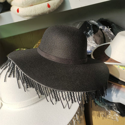 Chapéu Fedora com borla de pérolas para mulheres com aba ondulada, estilo britânico retrô e versátil, estilo Hepburn, chapéu de outono e inverno