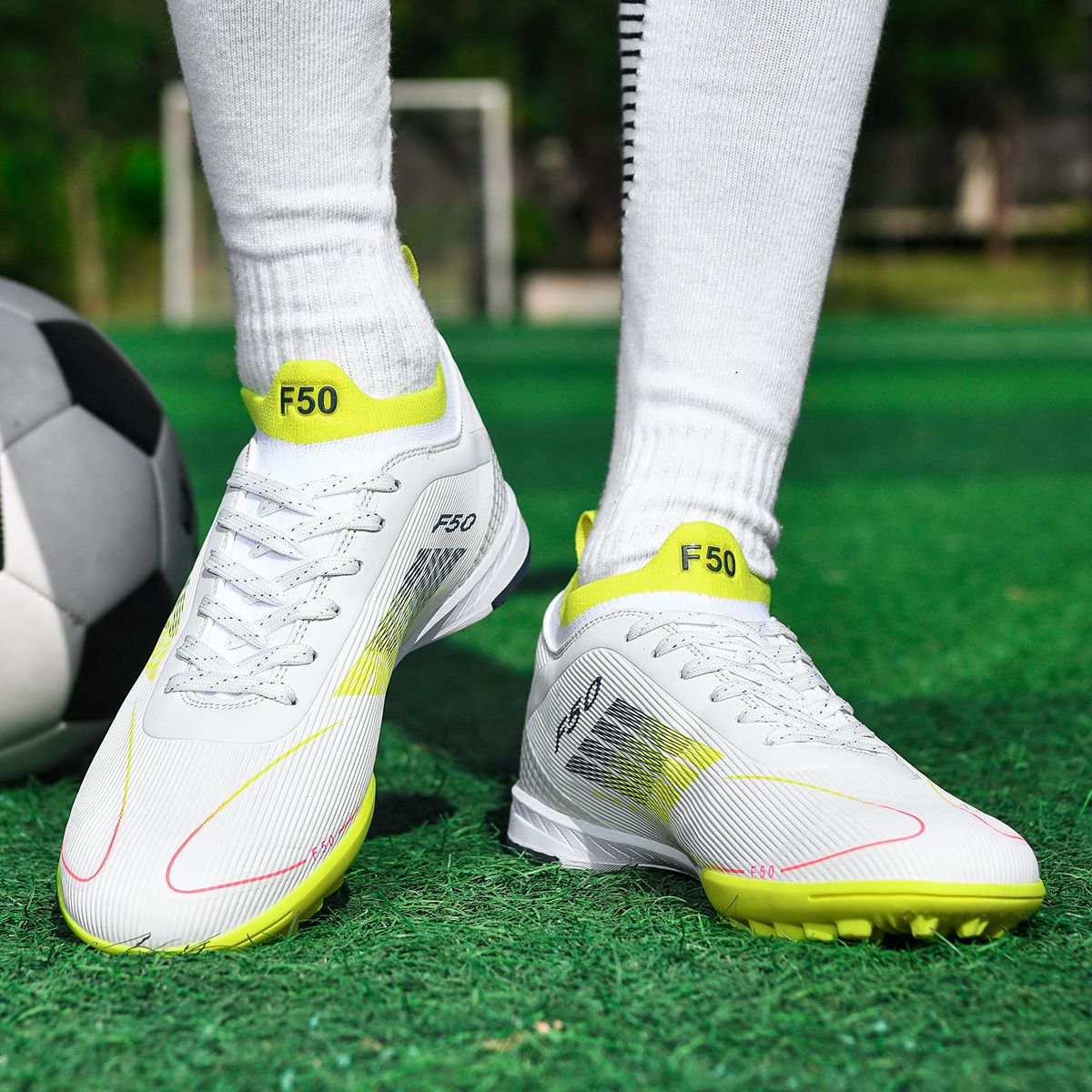 Men Professional Soccer Shoes Society Cleats Outdoor Football Shoes Society Cleats Grass Training Football Field Boots Sneaker