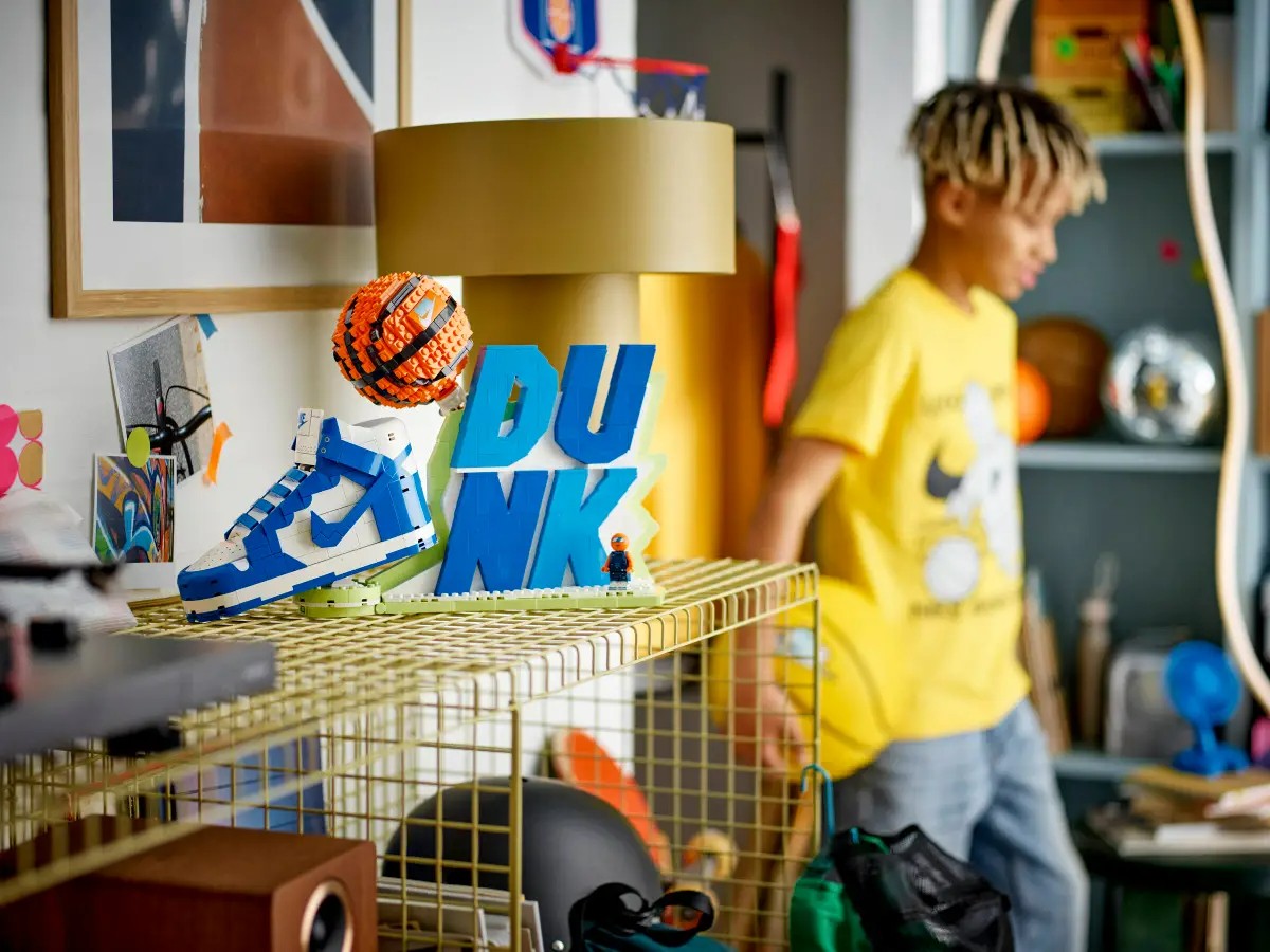 Conjunto LEGO® Nike Dunk X 43008 Blocos de Construção para Meninas, Meninos e Fãs de Esportes com 10+ Anos 1180 Peças Presente de Aniversário e Natal