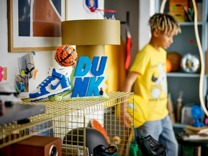Conjunto LEGO® Nike Dunk X 43008 Blocos de Construção para Meninas, Meninos e Fãs de Esportes com 10+ Anos 1180 Peças Presente de Aniversário e Natal